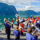 Musikalsk velkomst når Kongeskipet bringer Kongen og Dronningen til Valldal i Fjord kommune. Foto: Lise Åserud / NTB